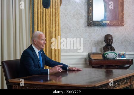 Washington, DC, États-Unis. 24 juillet 2024. Le président AMÉRICAIN Joe Biden prononce un discours à l'occasion d'un discours prononcé à l'échelle nationale par le Bureau ovale de la Maison Blanche à Washington, DC, États-Unis, le 24 juillet 2024. Le président Bidens s'adresse à la nation pour la première fois depuis la fin de sa campagne de réélection et l'approbation du vice-président Kamala Harris. Crédit : Shawn Thew/Pool via CNP/dpa/Alamy Live News Banque D'Images