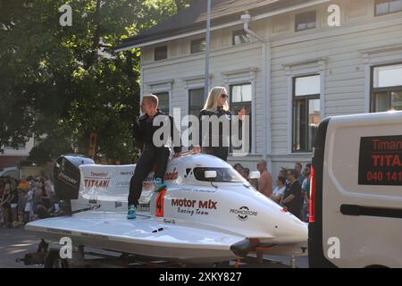 Kotka, Finlande. 24 juillet 2024. Deux coureurs et leur bateau à moteur sont photographiés lors du défilé du Festival maritime à Kotka, Finlande, le 24 juillet 2024. Le festival de quatre jours a débuté ici mercredi. Crédit : Chen Jing/Xinhua/Alamy Live News Banque D'Images