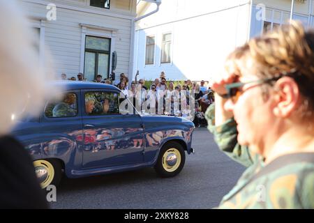 Kotka, Finlande. 24 juillet 2024. Une voiture vintage est photographiée lors du défilé du Festival maritime à Kotka, Finlande, le 24 juillet 2024. Le festival de quatre jours a débuté ici mercredi. Crédit : Chen Jing/Xinhua/Alamy Live News Banque D'Images