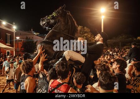 Es Castell, Espagne. 24 juillet 2024. Un 'caixer' (cavalier) monte sur son cheval entouré d'une foule enthousiaste pendant le traditionnel 'Jaleo' au Festival de Sant Jaume à es Castell crédit : Matthias Oesterle/Alamy Live News Banque D'Images