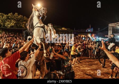 Es Castell, Espagne. 24 juillet 2024. Un 'caixer' (cavalier) monte sur son cheval entouré d'une foule enthousiaste pendant le traditionnel 'Jaleo' au Festival de Sant Jaume à es Castell crédit : Matthias Oesterle/Alamy Live News Banque D'Images