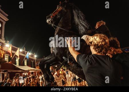 Es Castell, Espagne. 24 juillet 2024. Un 'caixer' (cavalier) monte sur son cheval entouré d'une foule enthousiaste pendant le traditionnel 'Jaleo' au Festival de Sant Jaume à es Castell crédit : Matthias Oesterle/Alamy Live News Banque D'Images