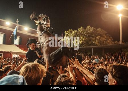 Es Castell, Espagne. 24 juillet 2024. Un 'caixer' (cavalier) monte sur son cheval entouré d'une foule enthousiaste pendant le traditionnel 'Jaleo' au Festival de Sant Jaume à es Castell crédit : Matthias Oesterle/Alamy Live News Banque D'Images