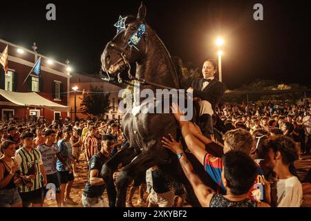 Es Castell, Espagne. 24 juillet 2024. Un 'caixer' (cavalier) monte sur son cheval entouré d'une foule enthousiaste pendant le traditionnel 'Jaleo' au Festival de Sant Jaume à es Castell crédit : Matthias Oesterle/Alamy Live News Banque D'Images