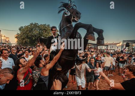 Es Castell, Espagne. 24 juillet 2024. Un 'caixer' (cavalier) monte sur son cheval entouré d'une foule enthousiaste pendant le traditionnel 'Jaleo' au Festival de Sant Jaume à es Castell crédit : Matthias Oesterle/Alamy Live News Banque D'Images