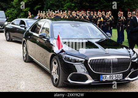 Paris, France. 24 juillet 2024. La voiture présidentielle indonésienne arrive à l'Élysée. Le président français Emmanuel Macron a reçu son homologue indonésien Prabowo Subianto à l’Elysée. Alors que la France et l’Indonésie célèbrent l’année prochaine le 75e anniversaire de leurs relations diplomatiques, les deux dirigeants réitèrent leur volonté de poursuivre l’approfondissement du partenariat stratégique entre la France et l’Indonésie dans les domaines de la défense, de la transition énergétique et de l’industrie. (Photo de Telmo Pinto/SOPA images/SIPA USA) crédit : SIPA USA/Alamy Live News Banque D'Images