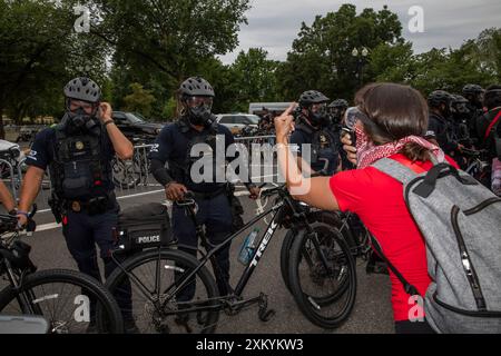 Washington DC, États-Unis, États-Unis, 24 juillet 2024. Un manifestant crie alors que la police anti-émeute affronte des manifestants pro-palestiniens lors d'une manifestation autour du National Mall, Washington DC, États-Unis, le 24 juillet 2024. Des milliers de personnes sont rassemblées pour des manifestations avec une série de revendications, y compris la libération des otages, un cessez-le-feu à Gaza et l'arrestation du premier ministre israélien Benjamin Netanyahou. Le jour où Netanyahu s’est adressé au Congrès américain à Washington alors qu’il cherchait à renforcer le soutien des États-Unis à la guerre de son pays à Gaza. (Photo de Aashish Kiphayet/ Alamy Live News) Banque D'Images