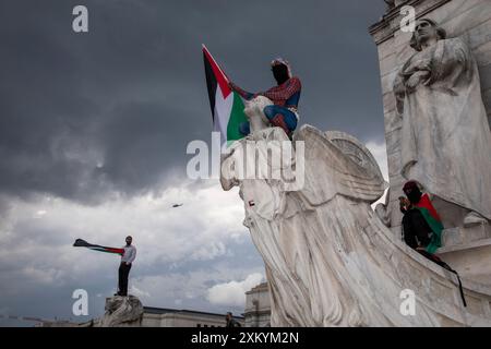 Washington DC, États-Unis, États-Unis, 24 juillet 2024. Un manifestant pro-palestinien portant un costume de Spiderman agite un drapeau palestinien sur la fontaine Christophe Colomb lors d'une manifestation à Union Station, Washington DC, États-Unis, le 24 juillet 2024. Des milliers de personnes sont rassemblées pour des manifestations avec une série de revendications, y compris la libération des otages, un cessez-le-feu à Gaza et l'arrestation du premier ministre israélien Benjamin Netanyahou. Le jour où Netanyahu s’est adressé au Congrès américain à Washington alors qu’il cherchait à renforcer le soutien des États-Unis à la guerre de son pays à Gaza. (Photo de Aashish Kiphayet/ Alamy Live News) Banque D'Images