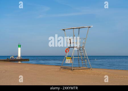 Poste de sauveteur vide sur une plage déserte de Grand Bend Ontario tôt le matin avant l'afflux de touristes. Banque D'Images