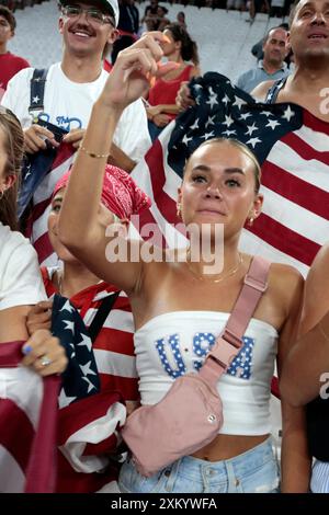 Les fans de Team United States sement leur soutien dans les tribunes en profitant de l’ambiance d’avant-match avant le match du Groupe A entre la France et les États-Unis lors des Jeux Olympiques de Paris 2024, au stade de Marseille le 24 juillet 2024 à Marseille. Photo de Patrick Avanturier/ABACAPRESS. COM Banque D'Images