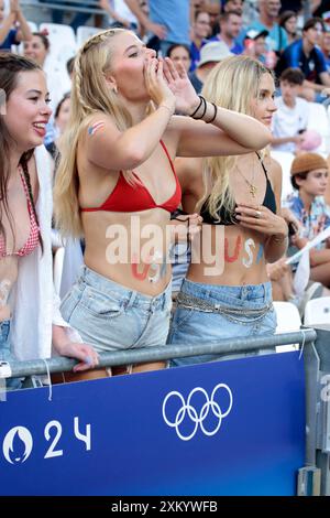 Les fans de Team United States sement leur soutien dans les tribunes en profitant de l’ambiance d’avant-match avant le match du Groupe A entre la France et les États-Unis lors des Jeux Olympiques de Paris 2024, au stade de Marseille le 24 juillet 2024 à Marseille. Photo de Patrick Avanturier/ABACAPRESS. COM Banque D'Images