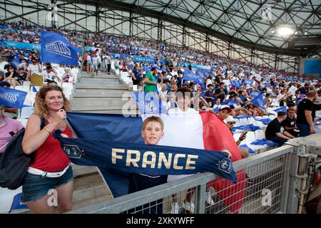 Les fans de Team French sement leur soutien dans les tribunes en profitant de l’ambiance d’avant-match avant le match du Groupe A entre la France et les Etats-Unis lors des Jeux Olympiques de Paris 2024, au stade de Marseille le 24 juillet 2024 à Marseille. Photo de Patrick Avanturier/ABACAPRESS. COM Banque D'Images