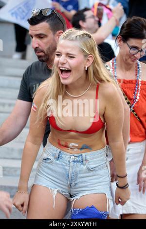 Les fans de Team United States sement leur soutien dans les tribunes en profitant de l’ambiance d’avant-match avant le match du Groupe A entre la France et les États-Unis lors des Jeux Olympiques de Paris 2024, au stade de Marseille le 24 juillet 2024 à Marseille. Photo de Patrick Avanturier/ABACAPRESS. COM Banque D'Images