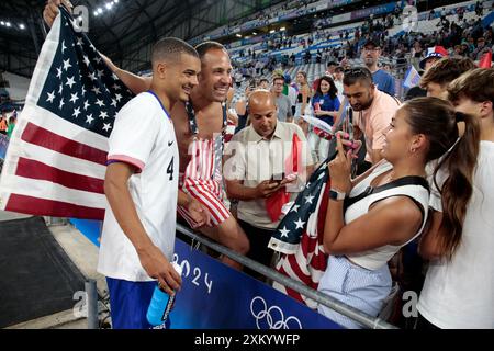 Les fans de Team United States sement leur soutien dans les tribunes en profitant de l’ambiance d’avant-match avant le match du Groupe A entre la France et les États-Unis lors des Jeux Olympiques de Paris 2024, au stade de Marseille le 24 juillet 2024 à Marseille. Photo de Patrick Avanturier/ABACAPRESS. COM Banque D'Images