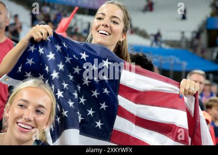 Les fans de Team United States sement leur soutien dans les tribunes en profitant de l’ambiance d’avant-match avant le match du Groupe A entre la France et les États-Unis lors des Jeux Olympiques de Paris 2024, au stade de Marseille le 24 juillet 2024 à Marseille. Photo de Patrick Avanturier/ABACAPRESS. COM Banque D'Images