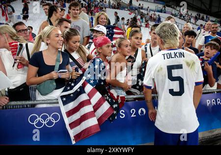 Les fans de Team United States sement leur soutien dans les tribunes en profitant de l’ambiance d’avant-match avant le match du Groupe A entre la France et les États-Unis lors des Jeux Olympiques de Paris 2024, au stade de Marseille le 24 juillet 2024 à Marseille. Photo de Patrick Avanturier/ABACAPRESS. COM Banque D'Images