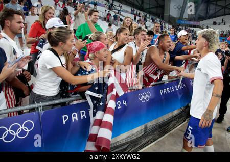 Les fans de Team United States sement leur soutien dans les tribunes en profitant de l’ambiance d’avant-match avant le match du Groupe A entre la France et les États-Unis lors des Jeux Olympiques de Paris 2024, au stade de Marseille le 24 juillet 2024 à Marseille. Photo de Patrick Avanturier/ABACAPRESS. COM Banque D'Images