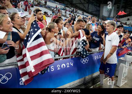 Les fans de Team United States sement leur soutien dans les tribunes en profitant de l’ambiance d’avant-match avant le match du Groupe A entre la France et les États-Unis lors des Jeux Olympiques de Paris 2024, au stade de Marseille le 24 juillet 2024 à Marseille. Photo de Patrick Avanturier/ABACAPRESS. COM Banque D'Images