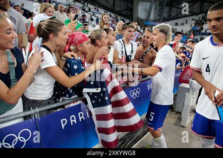 Les fans de Team United States sement leur soutien dans les tribunes en profitant de l’ambiance d’avant-match avant le match du Groupe A entre la France et les États-Unis lors des Jeux Olympiques de Paris 2024, au stade de Marseille le 24 juillet 2024 à Marseille. Photo de Patrick Avanturier/ABACAPRESS. COM Banque D'Images