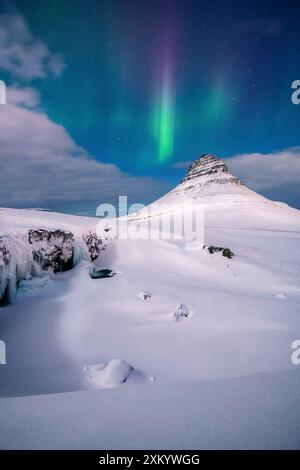 Aurore boréale aurore boréale au-dessus de la montagne Kirkjufell en Islande, hiver enneigé, paysage idylique Banque D'Images