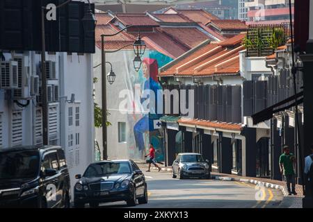 En bas de la rue, murale de femme Samsui peinte sur le côté de la maison de shophouse, Chinatown, Singapour. Banque D'Images