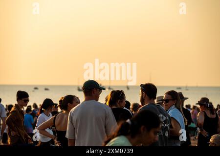 Darwin, Australie - 18 juillet 2024 : les foules regardent le Pitch Black Exercise 2024 à Mindil Beach à Darwin. Banque D'Images