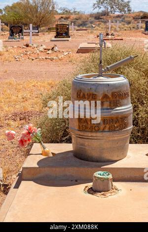 Tombe avec une pierre tombale dans le cimetière Boot Hill de Coober Pedy Banque D'Images