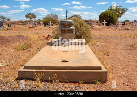 Tombe avec une pierre tombale dans le cimetière Boot Hill de Coober Pedy Banque D'Images