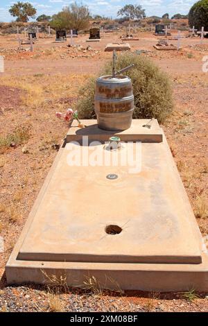 Tombe avec une pierre tombale dans le cimetière Boot Hill de Coober Pedy Banque D'Images