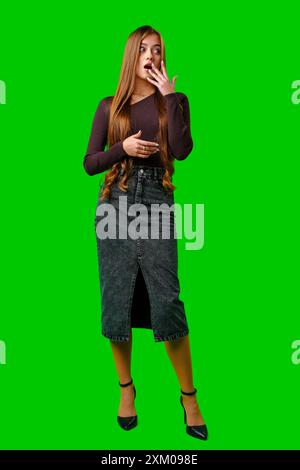 Femme réagissant par surprise contre Green Screen Banque D'Images