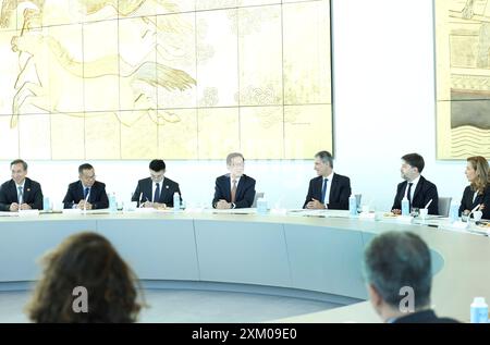 Marseille, France. 24 juillet 2024. Le vice-président chinois Han Zheng rencontre Rodolphe Saade, Président-directeur général du Groupe CMA CGM, à Marseille, France, le 24 juillet 2024. Crédit : Pang Xinglei/Xinhua/Alamy Live News Banque D'Images