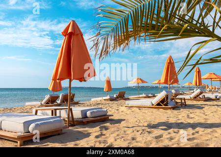 Transats de plage avec parasols sur Sunny Beach. Bulgarie Banque D'Images