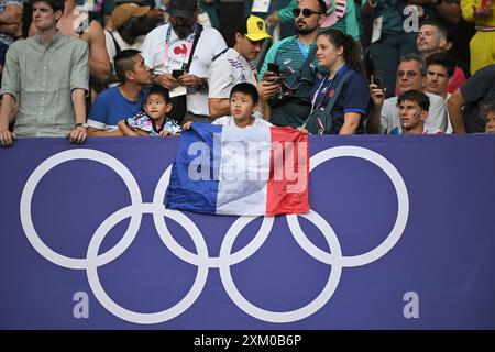 Saint Denis, France. 15 octobre 2022. Fan français lors du match de rugby à sept hommes entre France et Uruguay au stade de France à Saint-Denis, France, le 24 juillet 2024. Photo par Eliot Blondet/ABACAPRESS. COM Credit : Abaca Press/Alamy Live News Banque D'Images