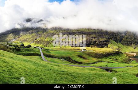 Beau paysage rural d'été du village Saksun avec gazon typique - maisons supérieures, îles Féroé. Splendide scène de l'île de Streymoy, Danemark, Banque D'Images