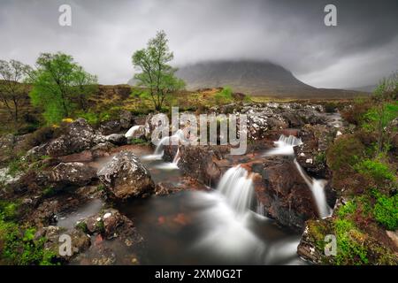 Cascade River Etive dans les hauts plateaux d'Écosse par Glencoe, Royaume-Uni Banque D'Images