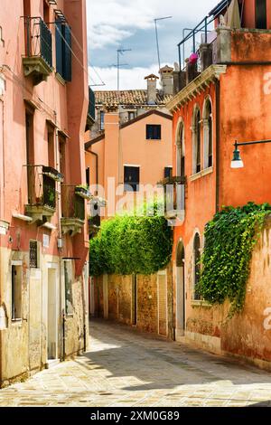 Façades de maisons anciennes sur la Calle Gradisca Cannaregio à Venise Banque D'Images