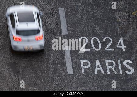 Paris, France. 24 juillet 2024. Rue à Paris avec panneau Paris 2024, Jeux olympiques d'été de Paris, 24 juillet 2024, Paris, France. Crédit : Ondrej Deml/CTK photo/Alamy Live News Banque D'Images