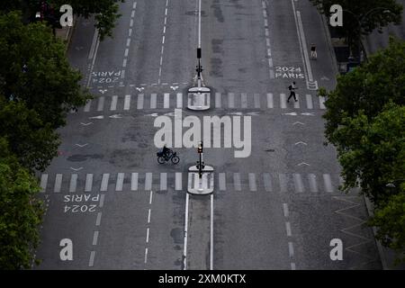 Paris, France. 24 juillet 2024. Rue à Paris avec panneau Paris 2024, Jeux olympiques d'été de Paris, 24 juillet 2024, Paris, France. Crédit : Ondrej Deml/CTK photo/Alamy Live News Banque D'Images