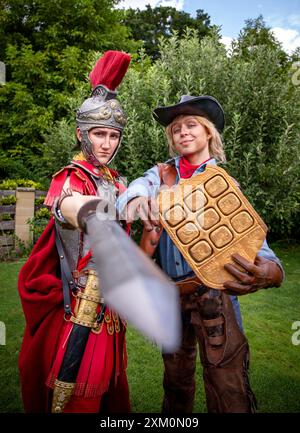 Veverska Bityska, République tchèque. 23 juillet 2024. Tereza Rezacova, à gauche, et Katerina Hrdinova posent dans leurs costumes inspirés de la nuit cinématographique au Musée, avec laquelle ils ont remporté le Extreme Cosplay Gathering à Paris, le 23 juillet 2024, Veverska Bityska, région de Brno. République tchèque. Crédit : Krecl Adam/CTK photo/Alamy Live News Banque D'Images