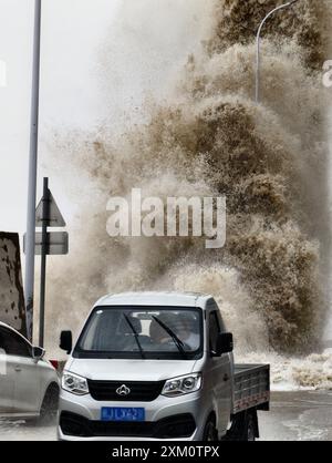 (240725) -- NINGDE, 25 juillet 2024 (Xinhua) -- D'énormes vagues battent le rivage dans le canton de Sansha du comté de Xiapu, dans la province du Fujian du sud-est de la Chine, 25 juillet 2024. La province du Fujian, dans l'est de la Chine, avait relocalisé 156 800 résidents à 7 heures jeudi à l'approche du typhon Gaemi, le troisième typhon de cette année, ont déclaré les autorités locales. Entre-temps, 73 traversées de traversiers le long de la côte de la province ont été suspendues et 97 vols ont été annulés. Plus de 29 000 personnes travaillant sur des radeaux de pêche le long de sa côte ont été évacuées vers le rivage, et 733 bateaux de pêche ont trouvé refuge dans les ports et quelque 3 200 peo Banque D'Images