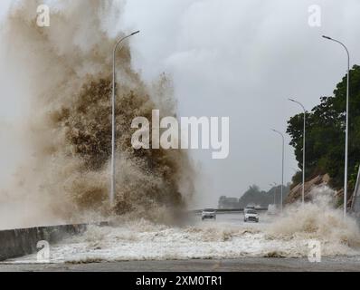 (240725) -- NINGDE, 25 juillet 2024 (Xinhua) -- D'énormes vagues battent le rivage dans le canton de Sansha du comté de Xiapu, dans la province du Fujian du sud-est de la Chine, 25 juillet 2024. La province du Fujian, dans l'est de la Chine, avait relocalisé 156 800 résidents à 7 heures jeudi à l'approche du typhon Gaemi, le troisième typhon de cette année, ont déclaré les autorités locales. Entre-temps, 73 traversées de traversiers le long de la côte de la province ont été suspendues et 97 vols ont été annulés. Plus de 29 000 personnes travaillant sur des radeaux de pêche le long de sa côte ont été évacuées vers le rivage, et 733 bateaux de pêche ont trouvé refuge dans les ports et quelque 3 200 peo Banque D'Images