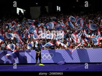 Paris, France. 24 juillet 2024. Fans français lors du match de rugby à sept hommes entre France et États-Unis aux Jeux Olympiques de Paris 2024 au stade de France à Paris. (Andre Ricardo/SPP) crédit : photo de presse SPP Sport. /Alamy Live News Banque D'Images