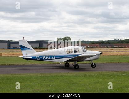 Piper PA-28-140 Cherokee at Wellesbourne Airfield, Warwickshire, Royaume-Uni (G-BSLU) Banque D'Images