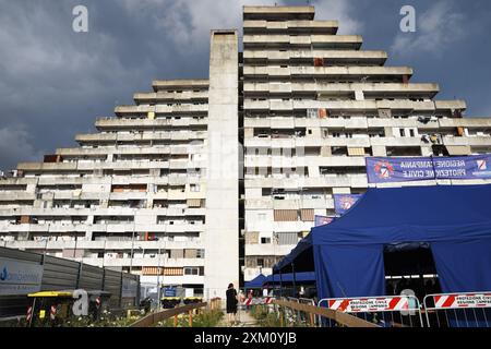 Naples, Campanie, Italie. 24 juillet 2024. Les résidents de Vela Celeste de Scampia, un quartier situé dans la zone nord de Naples, ont été accompagnés par des pompiers dans leurs appartements seulement pour emporter leurs affaires personnelles. Leur bâtiment de maison a été nettoyé après l'effondrement d'un balcon, s'est terminé avec trois morts et les douze blessés. (Crédit image : © Pasquale Gargano/Pacific Press via ZUMA Press Wire) USAGE ÉDITORIAL SEULEMENT! Non destiné à UN USAGE commercial ! Banque D'Images