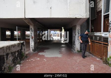 Naples, Campanie, Italie. 24 juillet 2024. Les résidents de Vela Celeste de Scampia, un quartier situé dans la zone nord de Naples, ont été accompagnés par des pompiers dans leurs appartements seulement pour emporter leurs affaires personnelles. Leur bâtiment de maison a été nettoyé après l'effondrement d'un balcon, s'est terminé avec trois morts et les douze blessés. (Crédit image : © Pasquale Gargano/Pacific Press via ZUMA Press Wire) USAGE ÉDITORIAL SEULEMENT! Non destiné à UN USAGE commercial ! Banque D'Images