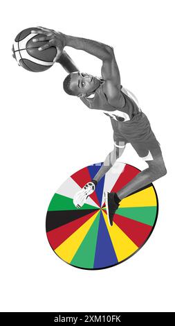 Image dynamique du joueur de basket-ball masculin noir et blanc en mouvement avec la balle, sautant au sommet de la plate-forme multicolore. Design créatif. Collage artistique. Banque D'Images