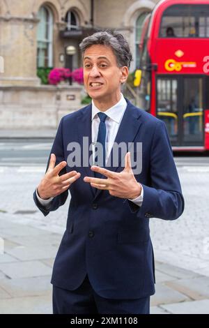 Londres, Angleterre, Royaume-Uni. 25 juillet 2024. ED MILIBAND, secrétaire d'État à la sécurité énergétique et Net Zero, est vu devant la BBC alors qu'il apparaît à la télévision et à la radio du petit déjeuner. (Crédit image : © Tayfun Salci/ZUMA Press Wire) USAGE ÉDITORIAL SEULEMENT! Non destiné à UN USAGE commercial ! Banque D'Images