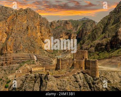 Château d'Enguzek kapi en haute montagne à Uzundere, Erzurum, Turquie, Turquie voyage Banque D'Images