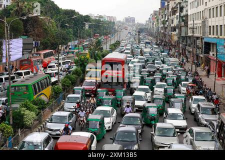 Dhaka, Bangladesh. 24 juillet 2024. Après plusieurs jours de rues étrangement calmes, les habitants de Dacca se sont réveillés mercredi à l’engorgement de la circulation alors que les bureaux publics et privés, y compris les banques, ont rouvert pendant des heures limitées avec le gouvernement assouplissant le couvre-feu de 10h à 17h. Les bureaux étaient fermés depuis cinq jours, y compris deux week-ends et trois jours de jours fériés qui se terminaient mardi. Pour l’instant, les heures de bureau ont été fixées de 11h à 15h. Dhaka, Bangladesh, 24 juillet 2024. Photo de Suvra Kanti Das/ABACAPRESS. COM Credit : Abaca Press/Alamy Live News Banque D'Images