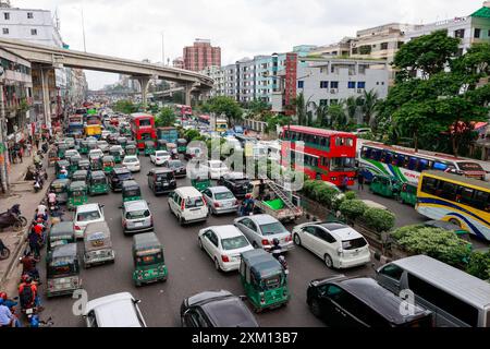 Dhaka, Bangladesh. 24 juillet 2024. Après plusieurs jours de rues étrangement calmes, les habitants de Dacca se sont réveillés mercredi à l’engorgement de la circulation alors que les bureaux publics et privés, y compris les banques, ont rouvert pendant des heures limitées avec le gouvernement assouplissant le couvre-feu de 10h à 17h. Les bureaux étaient fermés depuis cinq jours, y compris deux week-ends et trois jours de jours fériés qui se terminaient mardi. Pour l’instant, les heures de bureau ont été fixées de 11h à 15h. Dhaka, Bangladesh, 24 juillet 2024. Photo de Suvra Kanti Das/ABACAPRESS. COM Credit : Abaca Press/Alamy Live News Banque D'Images